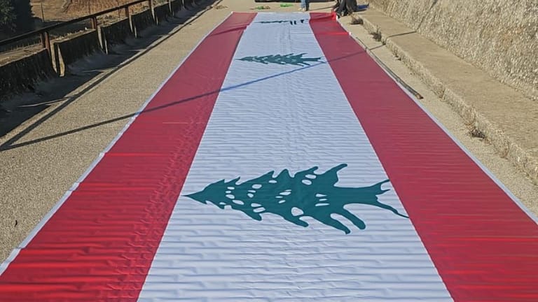 بالصّور: العلم اللبناني على واجهة سد القرعون