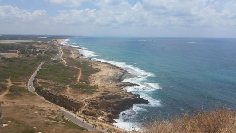 اقتراب زورقين إسرائيليين من مركب للصيد قبالة الناقورة