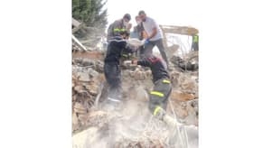 الدفاع المدني: انتشال جثمان شهيد وأشلاء آخر وجريحين باستهداف منزل في كفرتبنيت