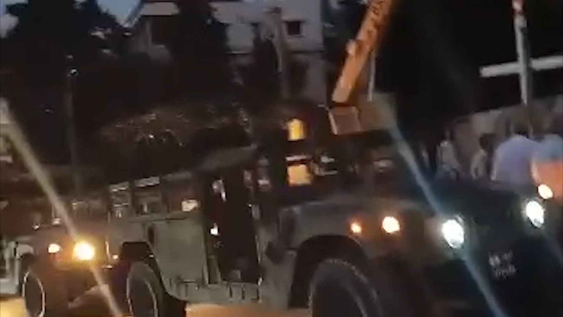 أهالي الكحالة يحاولون منع نقل شاحنة السّلاح ومفاوضات مع الجيش