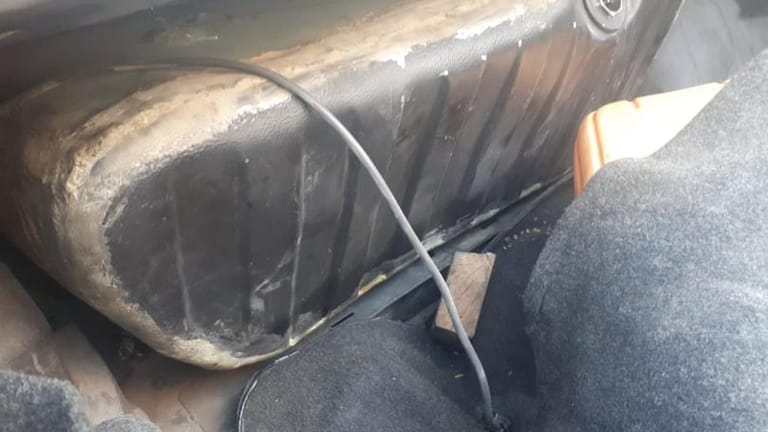 بالصّور: ضبط خزان وقود صُمّم بطريقة مُبتكرة داخل صندوق سيارة