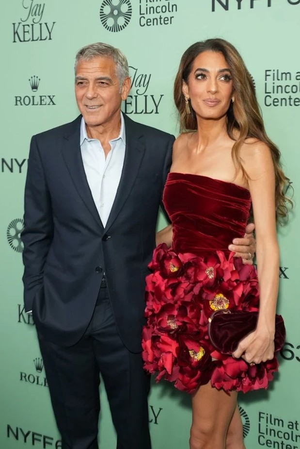 أمل كلوني تخطف الأنظار بأناقتها في العرض الأول لفيلم "Jay Kelly" في مهرجان نيويورك