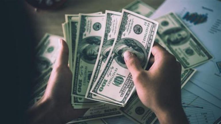 الدولار على ارتفاعه في الساعات الأخيرة من 2021