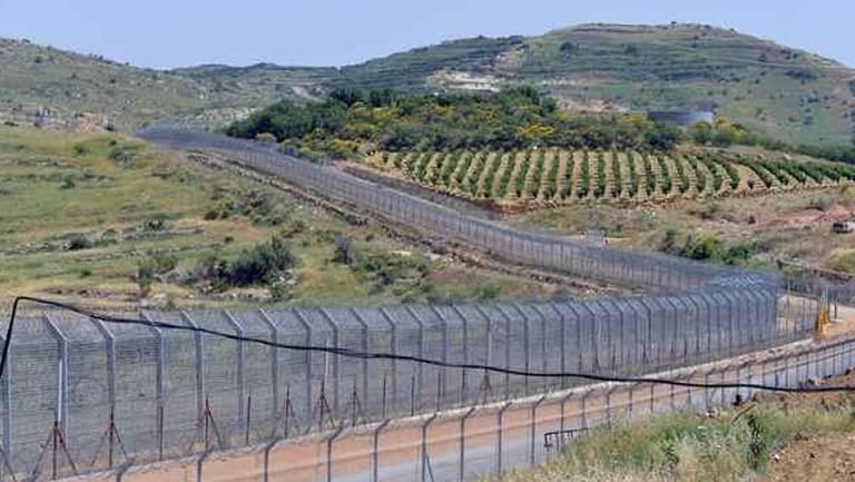 دورية اسرائيلية أطلقت النار ورمت قنابل دخانية على راع في مزرعة بسطرة