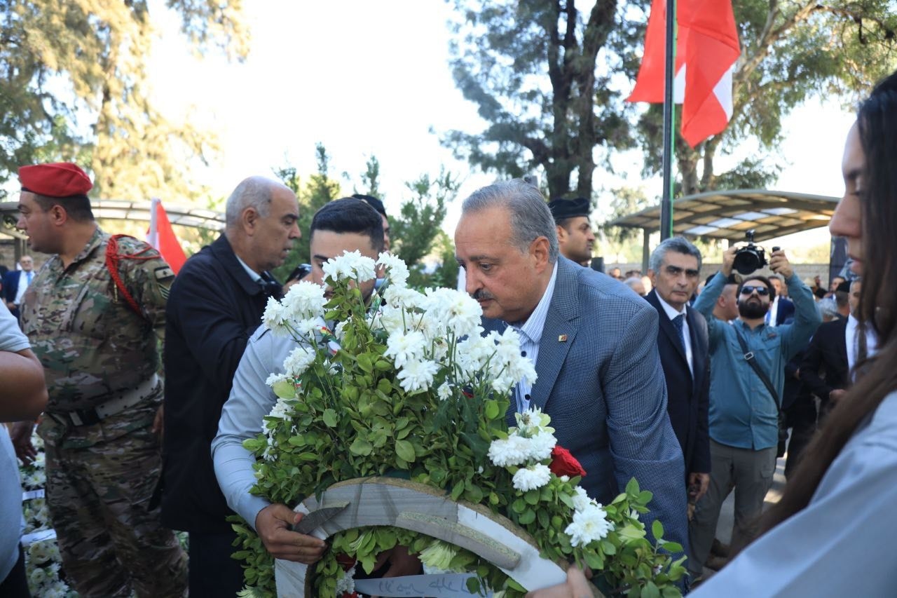 سلامة وضع إكليلًا على ضريح الأمير مجيد أرسلان