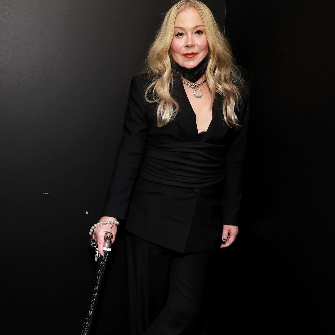 بسبب مرضها... كريستينا آبلغيت تستعين بعكازة في حفلة جوائز