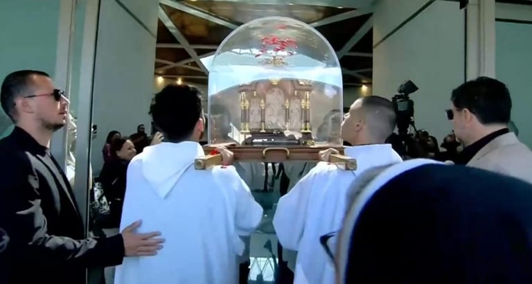 وصول ذخائر القديسة تريزيا الى مطار بيروت