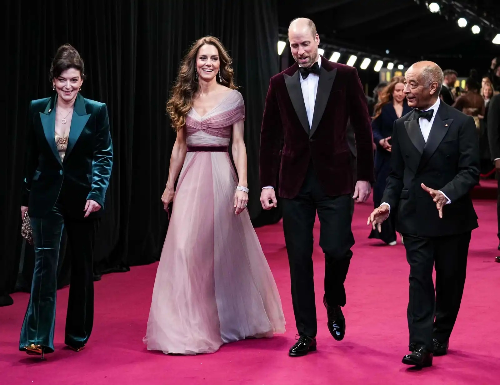 بينهن مونيكا بيلوتشي وإيما ستون... تعرفوا على أبرز إطلالات الـ بافتا 2026