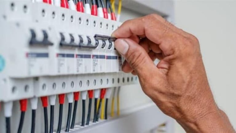 تحصيل فواتير الكهرباء من مخيمات النازحين مستمرّ