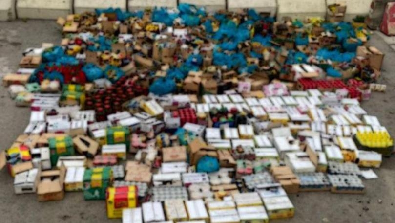 بالصور: يبيعان مواد غذائية منتهية الصلاحية وفاسدة