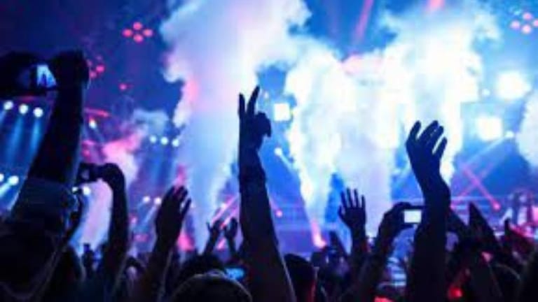 لبنان "بلد العجائب": أزمة مالية مدمرة وأماكنُ سهر تعج بالرواد.. التفاصيل في النشرة المسائية