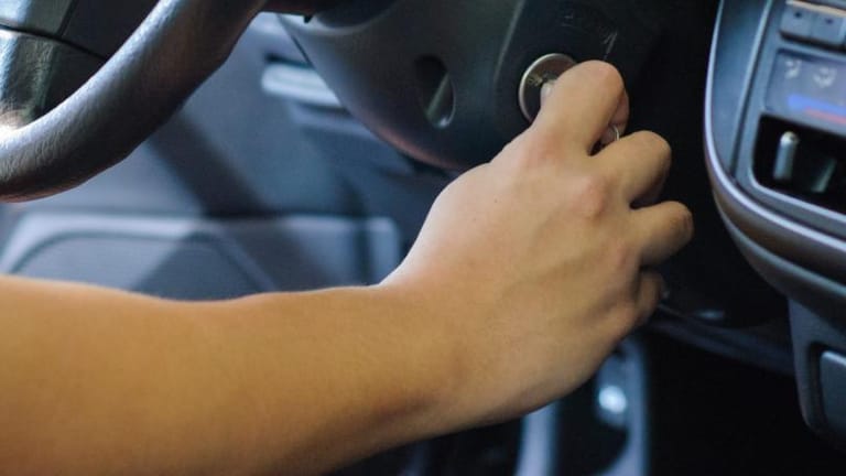 أوقف سيارته أمام منزله لدقيقة... عاد ولم يجدها!