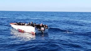 البحرية اللبنانية تسلّم مركباً على متنه 20 سوريًّا