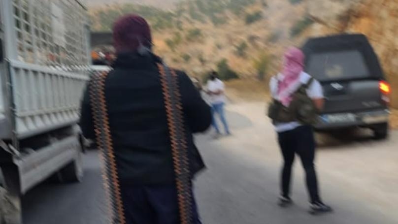 بالصور: حاجز لمسلّحين يوقف مدنيّين