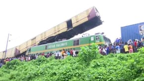 بالفيديو: كارثةٌ جرّاء حادث بين قطارَين