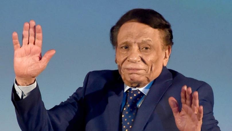 ما حقيقة إصابة عادل إمام بكورونا وتدهور حالته الصحية؟