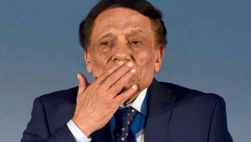 شائعة كورونا تلاحق عادل إمام مجدداً... ونجله يكشف عن مفاجأة!