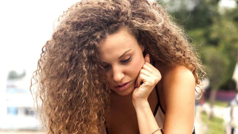 نصائح للعناية بالشعر المجعّد في الربيع