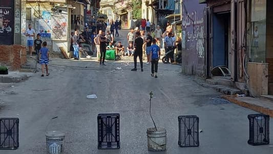 Beddawi camp residents block main road using waste containers