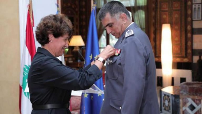 فرنسا تكرِّم اللّواء عثمان وتقلّده وِساماً