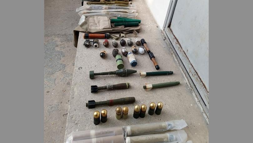 مداهمات للجيش... بالصور: أسلحة حربيّة وذخائر وعملة مزوّرة