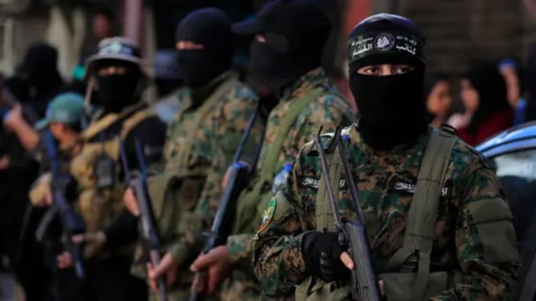 بعد التّحذير... "حماس" تتعهد بتسليم مطلقي الصواريخ