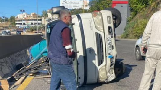 بالصّورة: جريح نتيجة انقلاب بيك أب