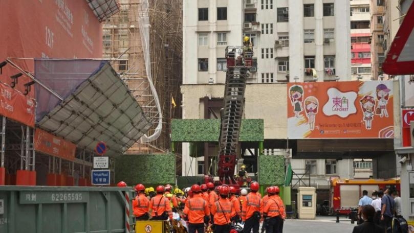 Hong Kong douses fire that trapped 150 people on trade centre roof