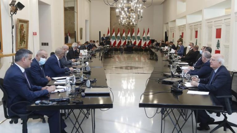 مقررات المجلس الأعلى للدفاع: الطلب الى وزير المالية التنسيق مع وزيري الدفاع والداخلية لإيجاد السبل الآيلة الى دعم القوى العسكرية والأمنية خصوصاً في ظل الأوضاع المالية والاقتصادية المتردية