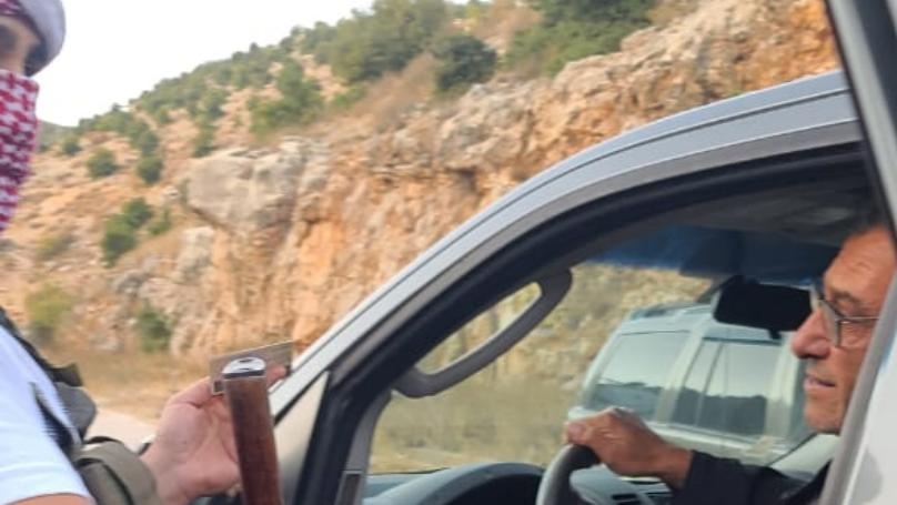 بالصور: حاجز لمسلّحين يوقف مدنيّين