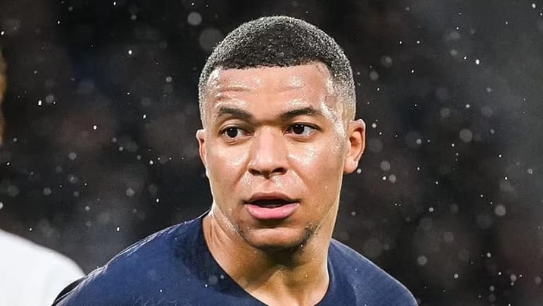 صورة لمبابي تثيرُ الجدل... هل هو الوداع؟