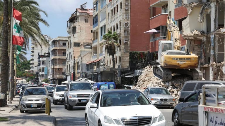 وصلت الدفاتر؟... الجواب دائماً: "ما في شي"