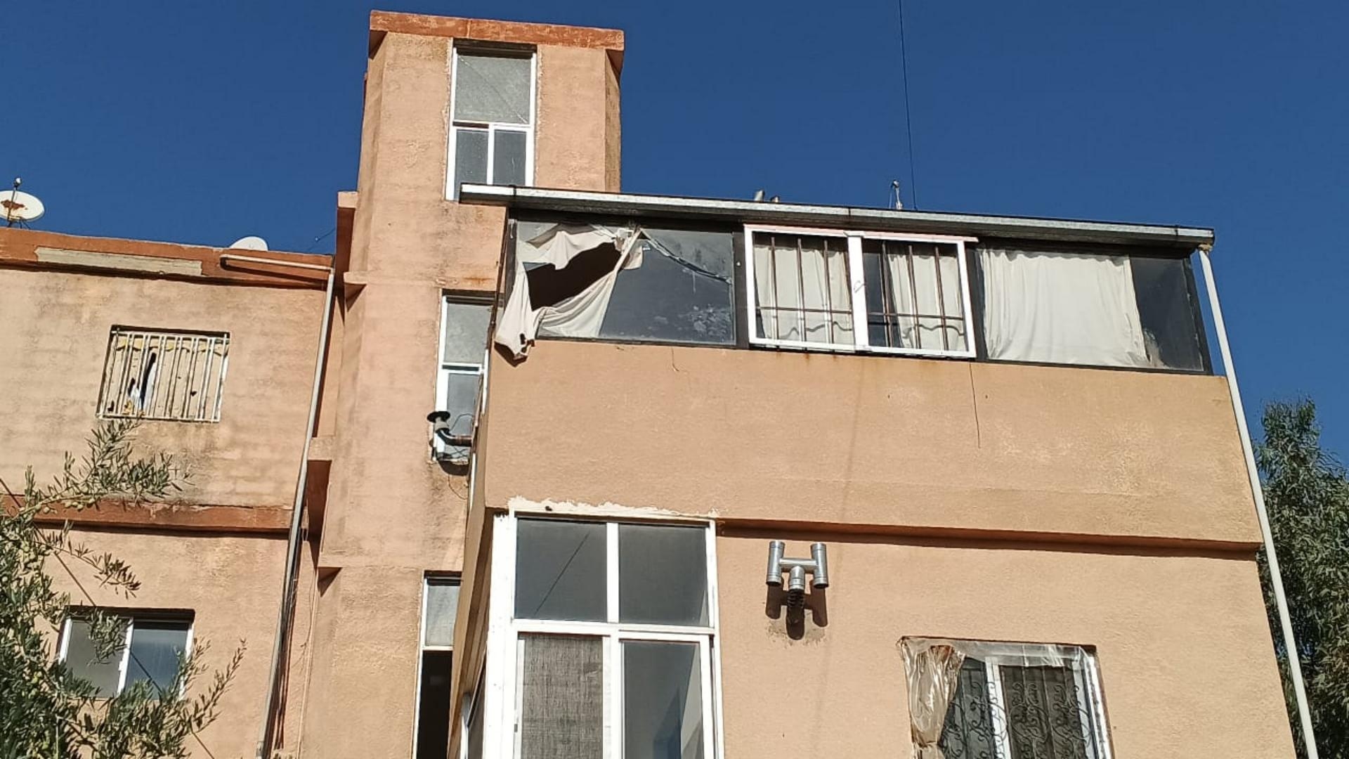 بالصور: بعد الغارات على شمسطار... أضرار في المسجد والمنازل