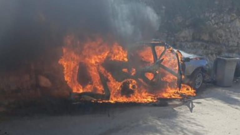 بالصورة: اللحظات الأولى بعد الغارة على سيارة