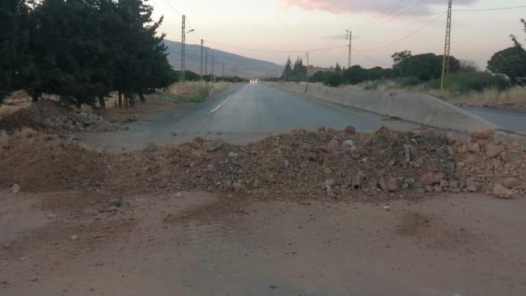 قطع طريق بعلبك - الهرمل على خلفية مقتل شاب من البلدة