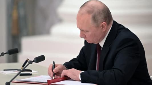 "نوفوستي": بوتين يوقع قانوناً يسمح باحتجاز من ينتهك الأحكام العرفية 30 يوماً