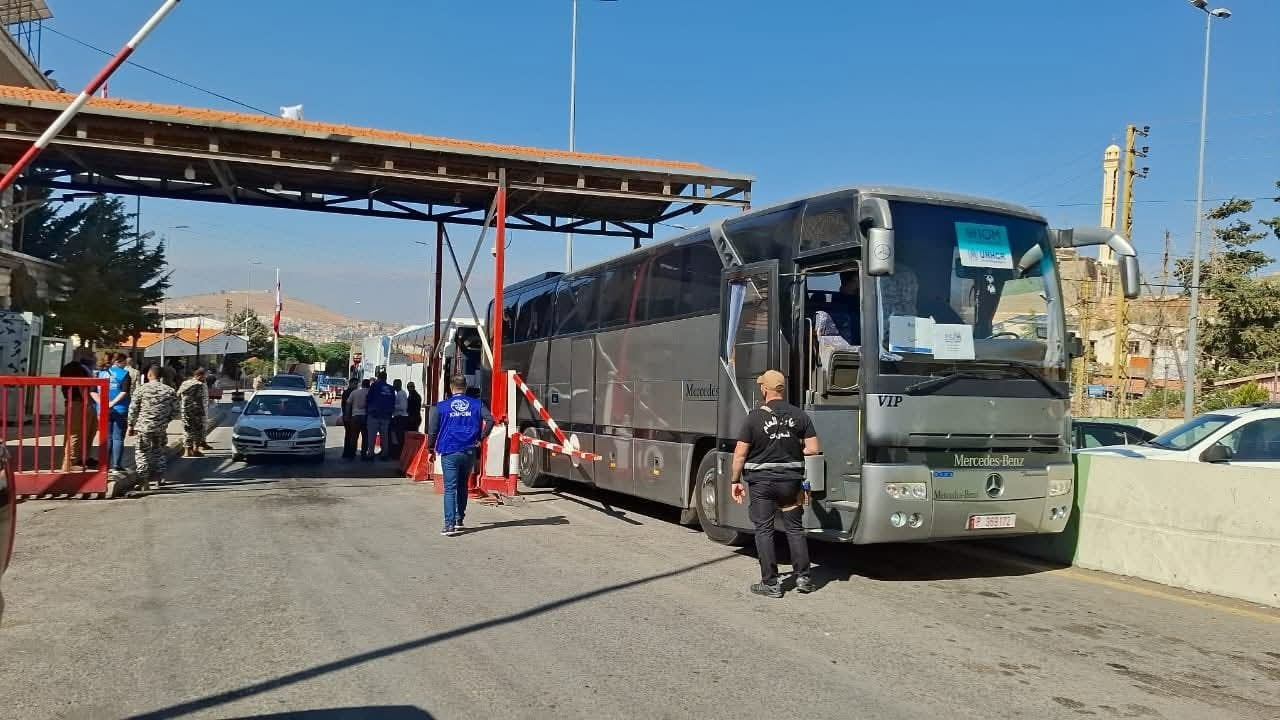 بالصور: العودة مستمرة... نازحون يعبرون المصنع