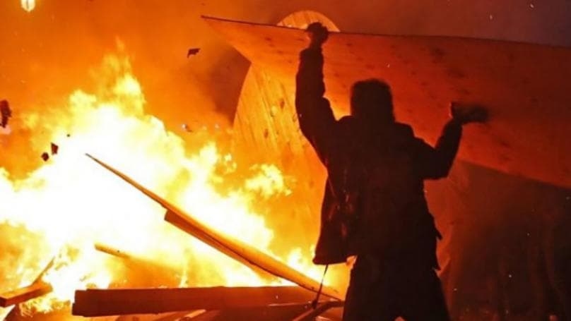 France pension protests: Crowd clashes with police over reform