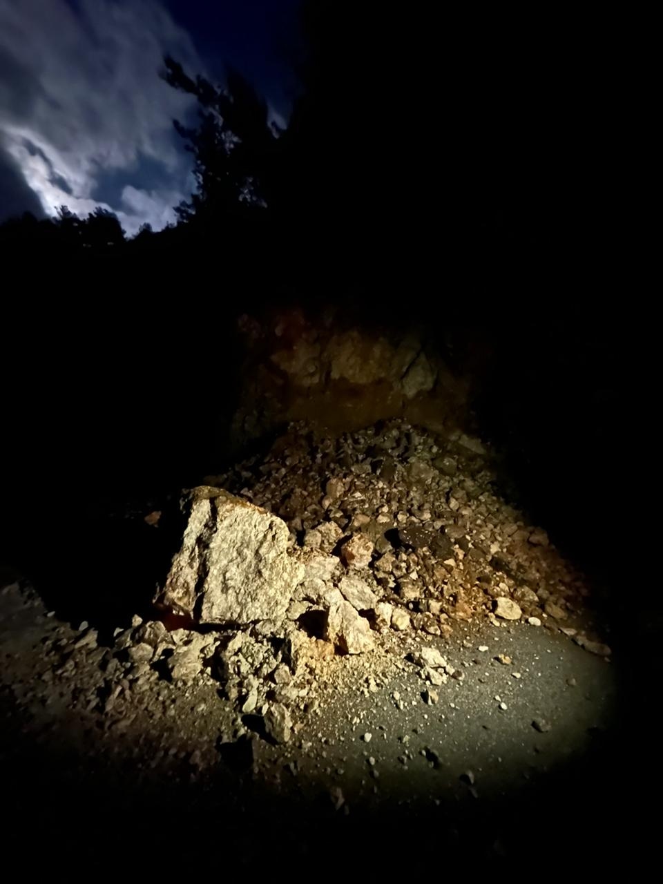 بالصّورة: طريق نهر ابراهيم يحشوش شبه مقفلة جراء انهيار التربة والصخور