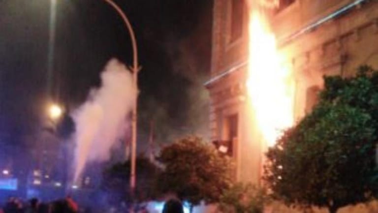 محاولات لإخماد حريق مبنى بلدية طرابلس