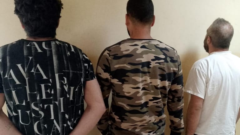 عصابة تُروّج عملة مزيّفة... وهذا مصيرها