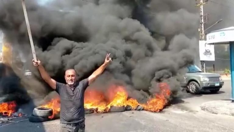 Tyre road blocked at Abbasiye roundabout towards Sidon