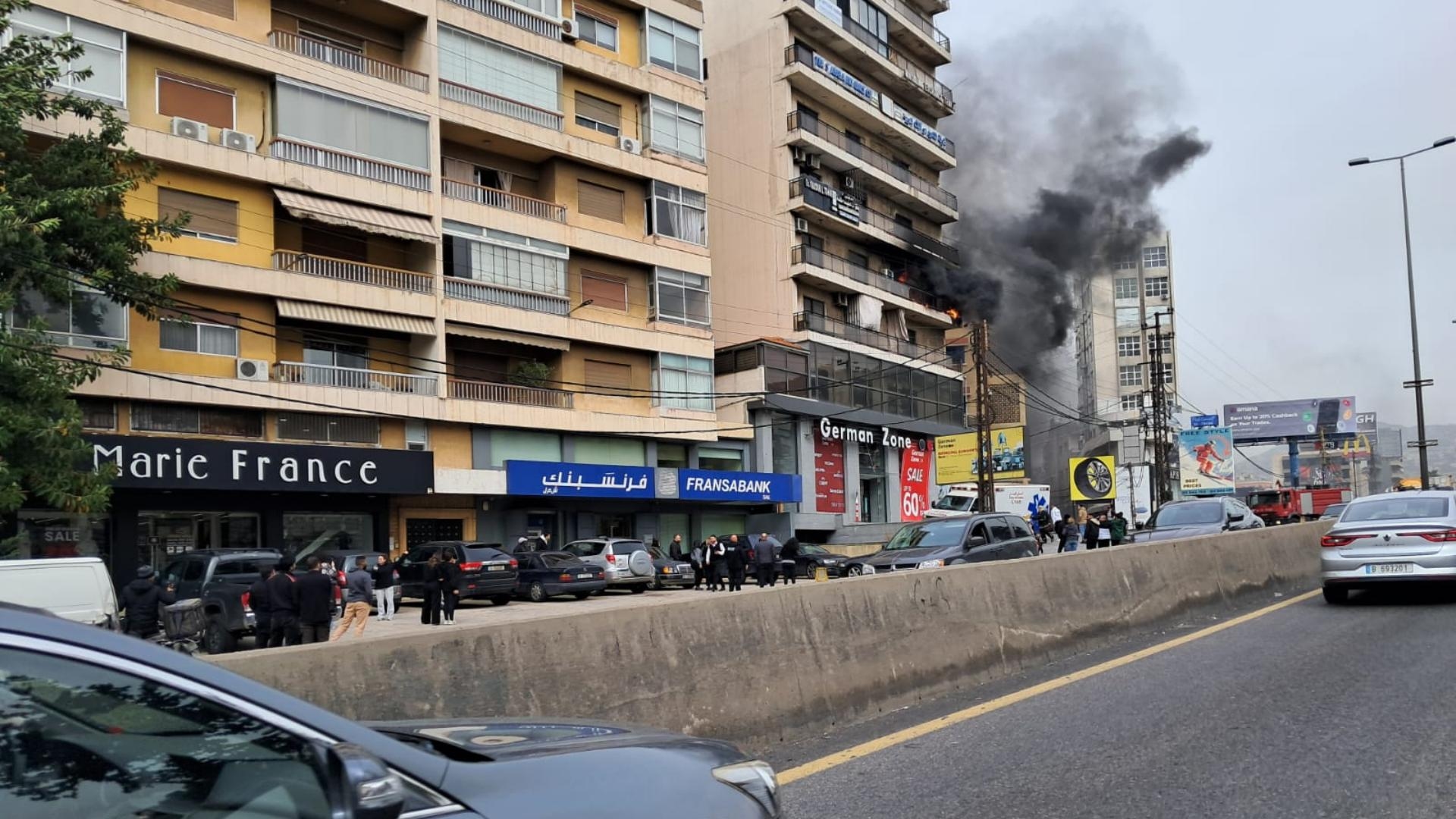 بالصّور: حريق في مبنى على أوتوستراد صربا