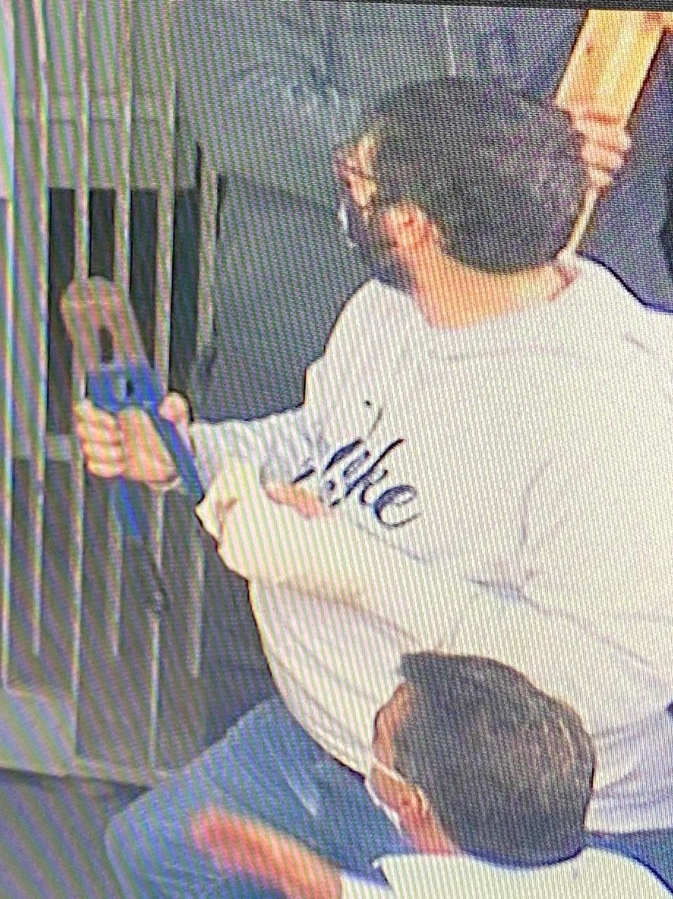 بالصور: "بالكسر والخلع" في عوكر