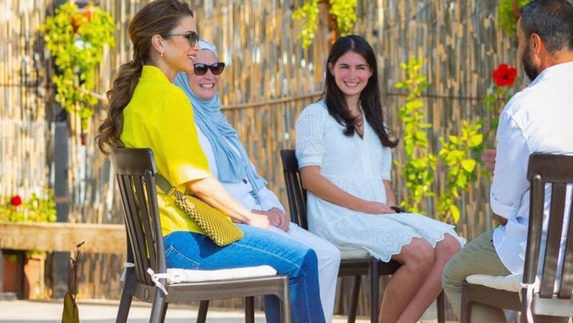 بالصور: الملكة رانيا في إطلالة بالجينز