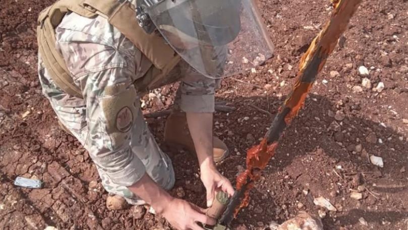 بالصور: الجيش يُزيل عوائق هندسية مُفخخة