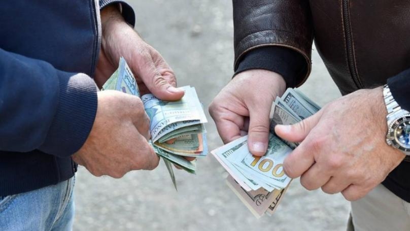 "صيرفة": 100 مليون يوميًّا على الأقلّ للجم الدولار نسبيًّا