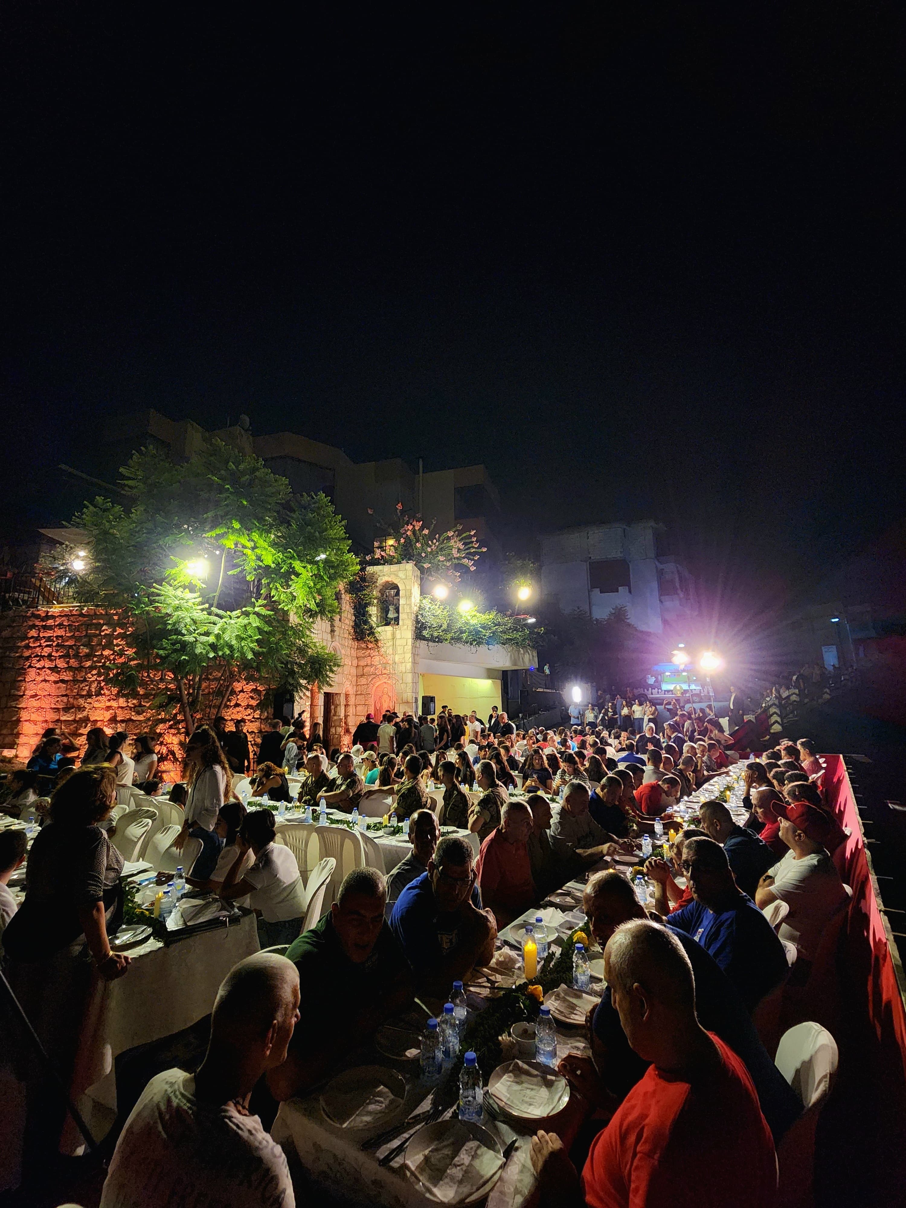 عشاء إنساني مؤثّر في نهر إبراهيم جمع القلوب على المحبّة والرجاء