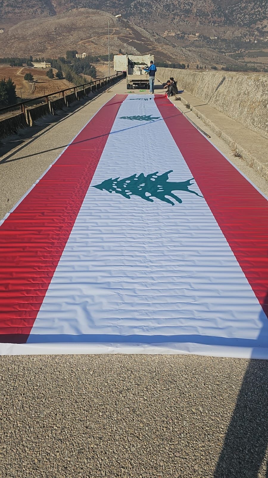 بالصّور: العلم اللبناني على واجهة سد القرعون