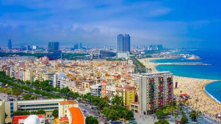 شرطة برشلونة تخلي محطة قطار في المدينة بسبب طرد مشبوه